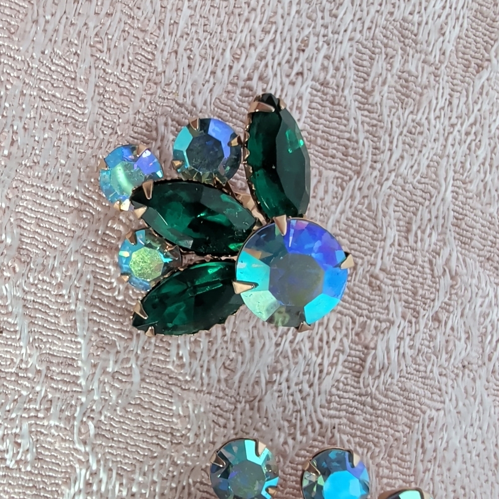 Elegant Green Crystal Brooch and Earring Set - Picture 3 of 9
